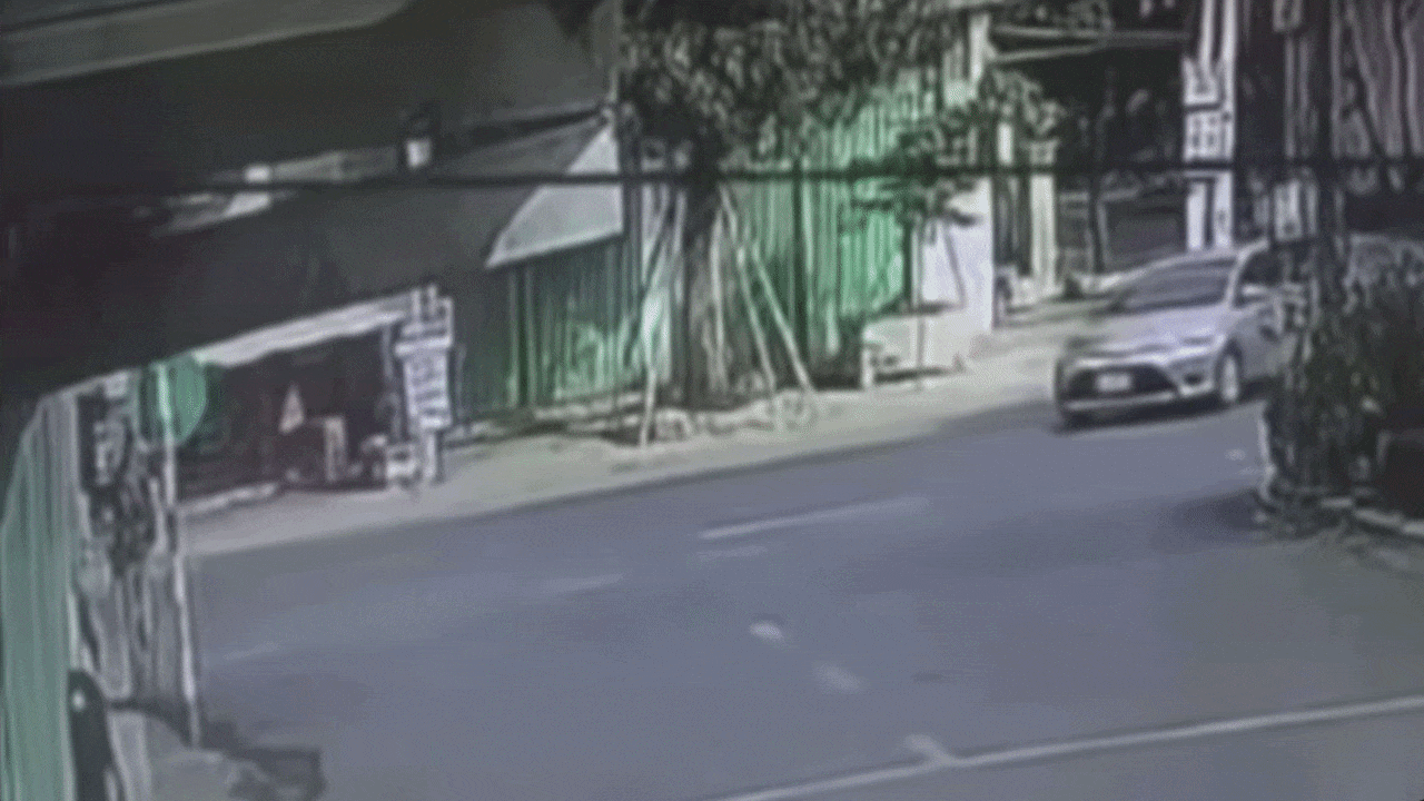 Clip: Xe bồn 'ủi bay' ô tô con tại giao lộ