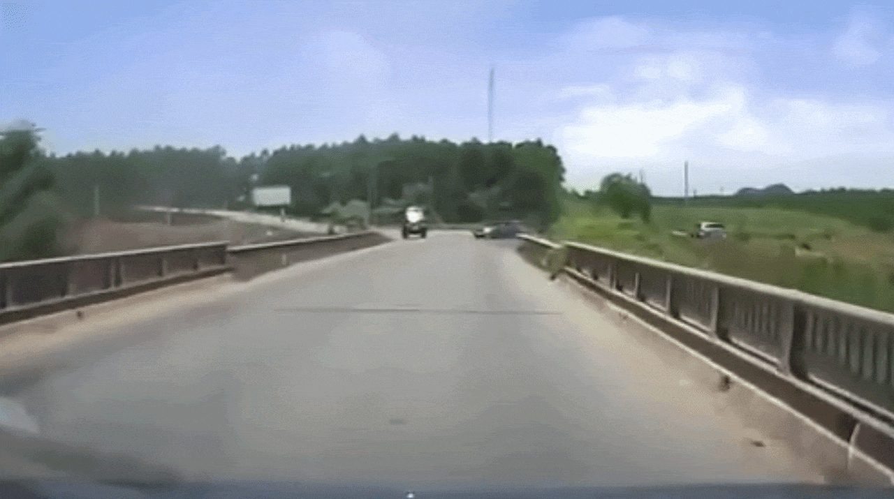 Clip: Bị xe con đâm chéo góc, ô tô tải lật nghiêng trên cầu