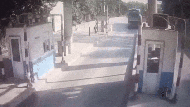 Clip: Xe đầu kéo bất ngờ lao thẳng vào cột trạm thu phí