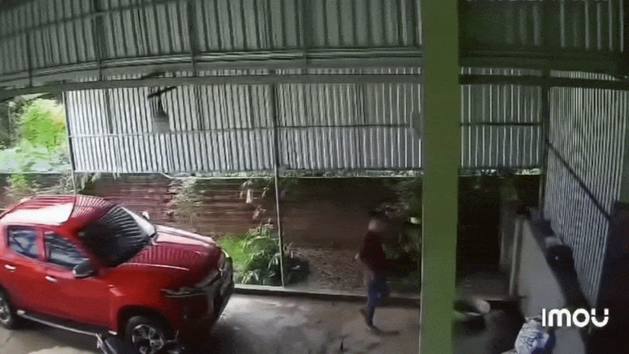 Clip: Tài xế vừa bước xuống, xe bán tải 'bất ngờ' lao về trước