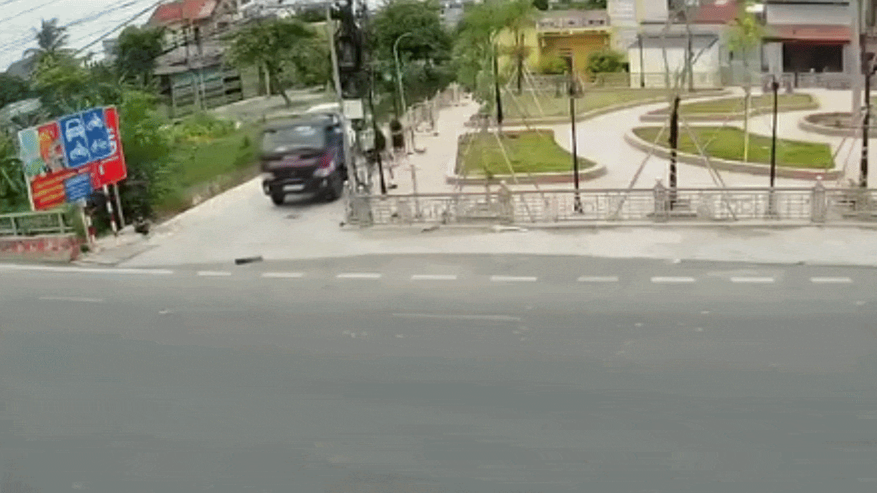 Clip: Xe cứu hộ chở ô tô Lexus trôi xuống sông