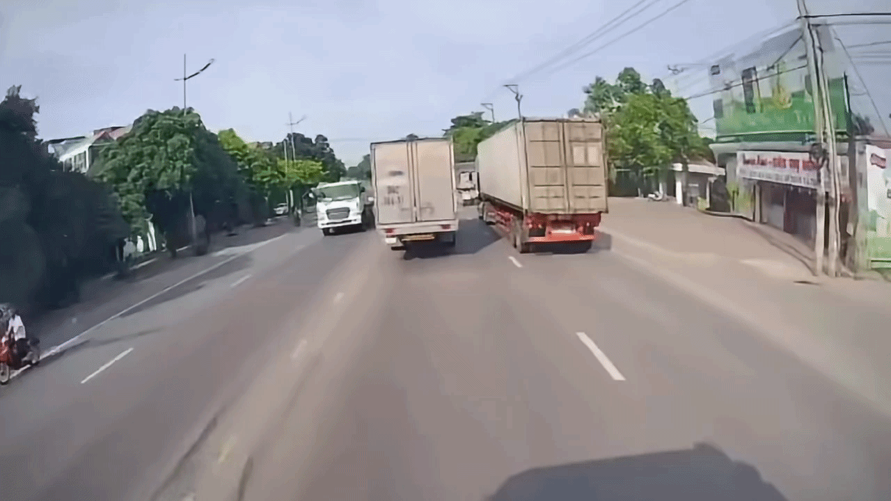 Clip: Tài xế xe máy liều mình lách vào giữa hai ô tô