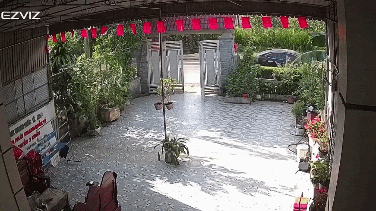 Clip: Xe tải mất lái, húc đổ cổng nhà dân