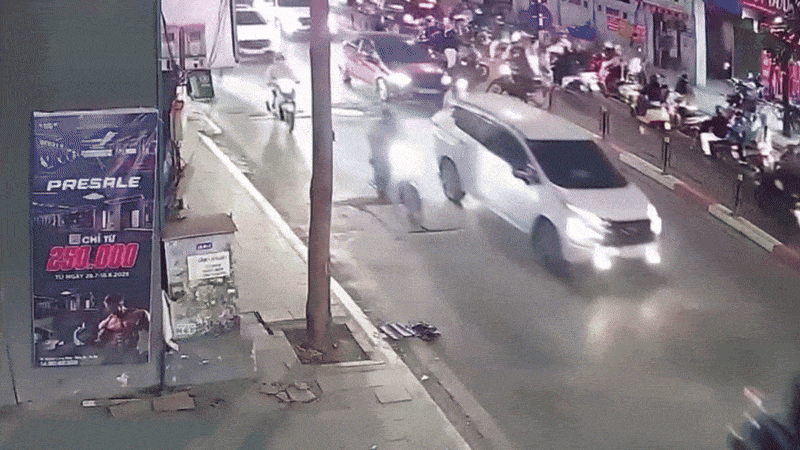 Người đi xe máy bị ô tô tông, kéo lê trên đường Hà Nội
