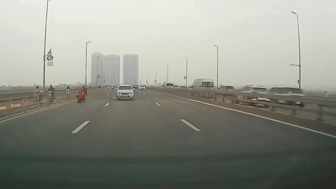 Clip: Xe máy kẹp ba lạng lách rồi ngã lăn lộn trên cầu