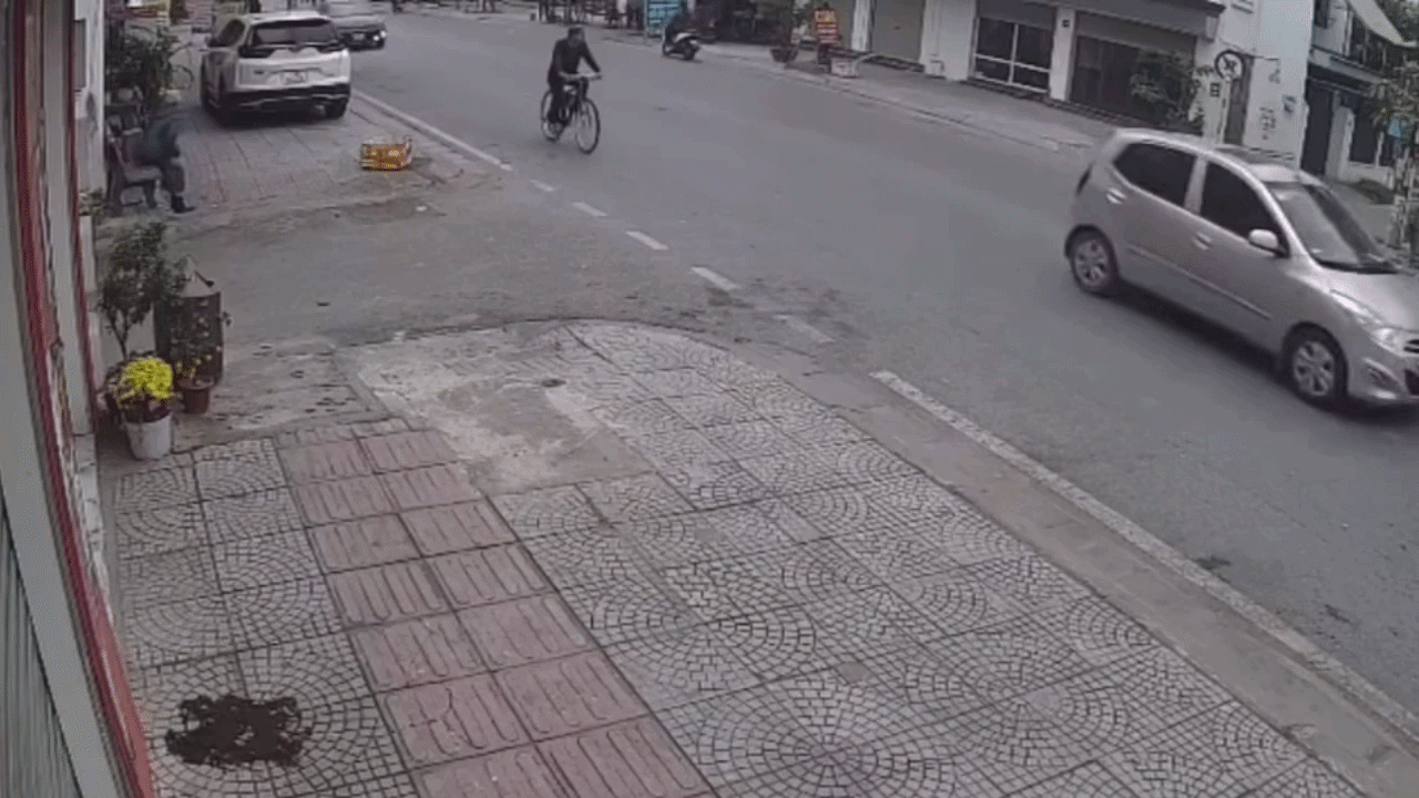 Clip: Ô tô phóng nhanh, húc bay người đi xe đạp lên nắp ca-pô