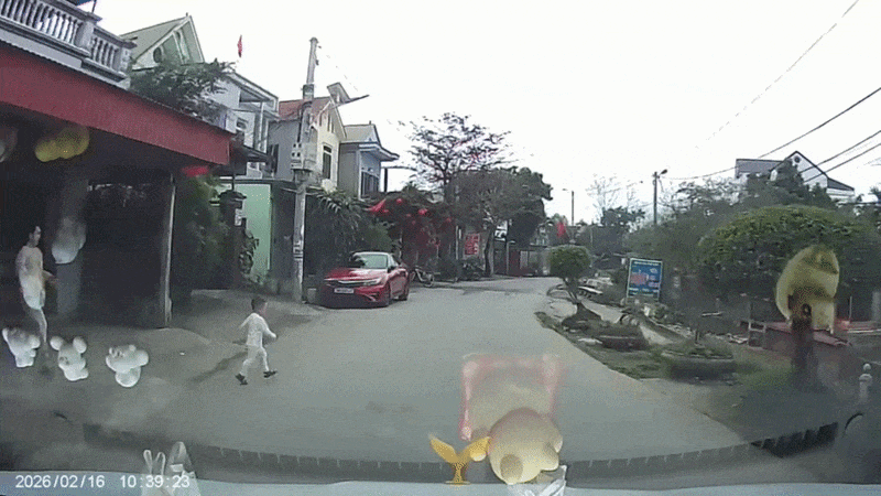 Clip: Người mẹ lấy thân mình cứu con nhỏ trước mũi ô tô