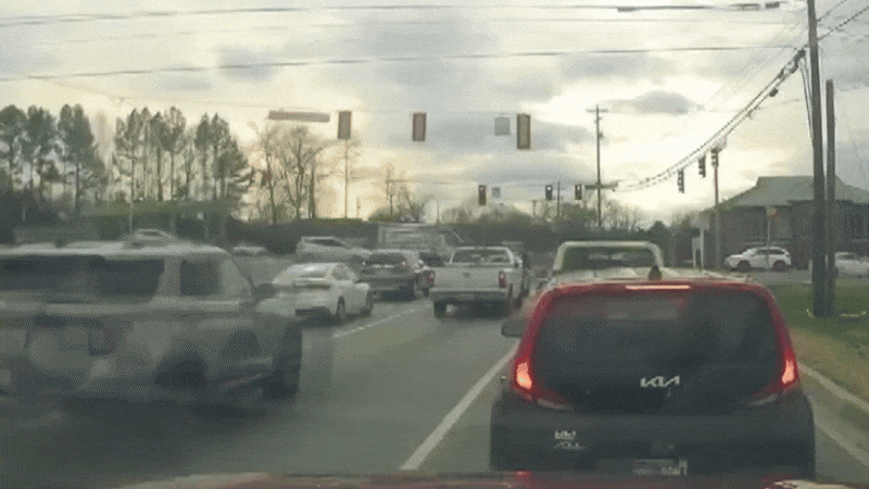 Clip: Cụ bà lái xe quá tốc độ tông vào 7 ô tô