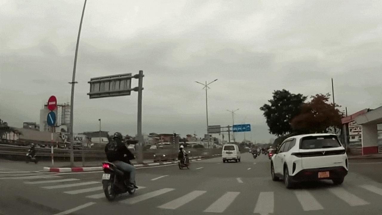 Clip: Ô tô và xe máy cùng chuyển làn ẩu dẫn tới tai nạn