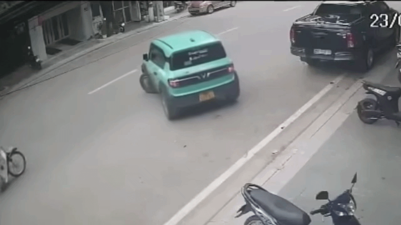 Clip: Bị tông mạnh phía sau, xe máy kẹt cứng giữa hai ô tô