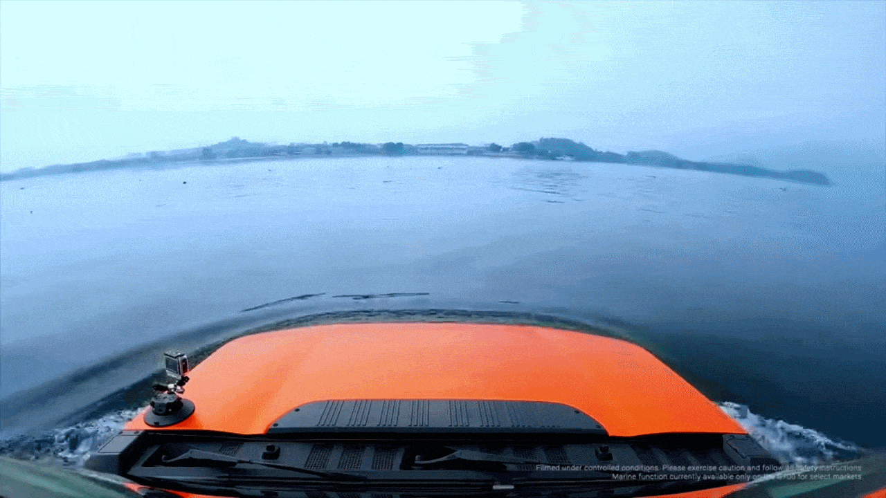 Mẫu SUV được lắp ‘chân vịt’ để bơi hồ, lội sông