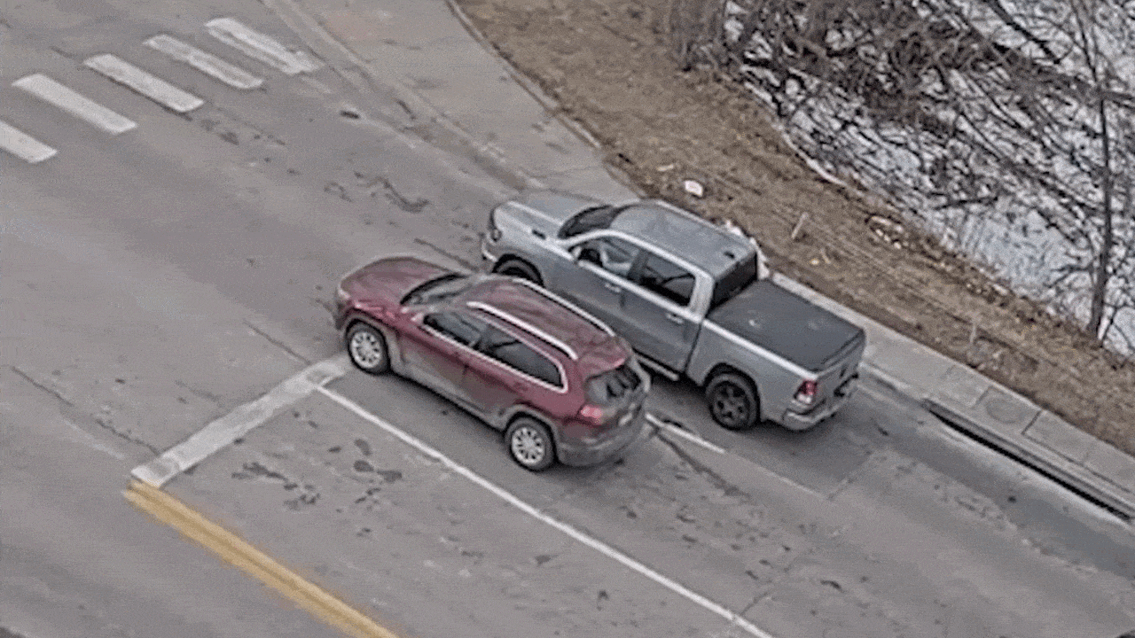 Clip: 'Hố tử thần' nuốt chửng 2 ô tô dừng đèn đỏ