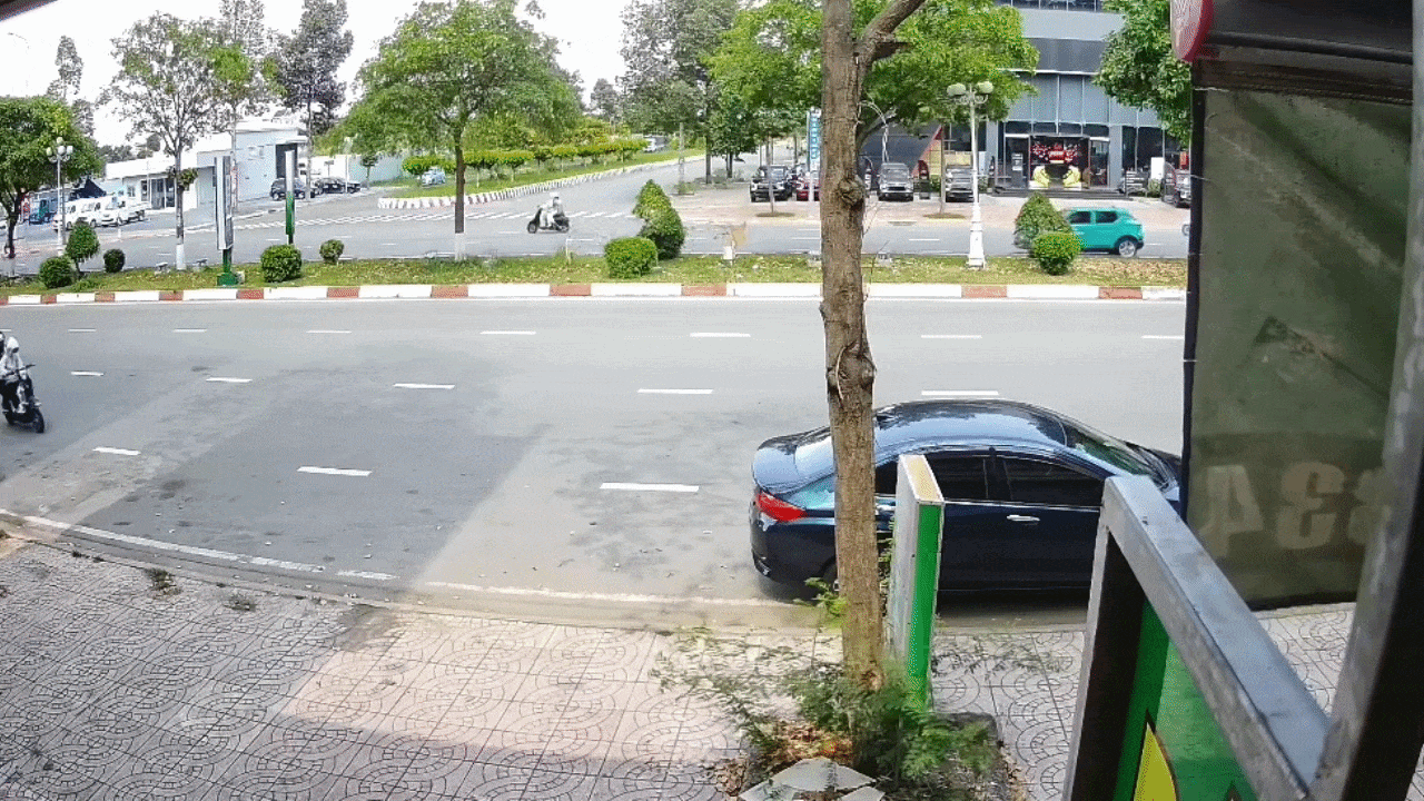 Clip: Học sinh lái xe đạp điện thiếu quan sát, tông hỏng đuôi ôtô đang đỗ