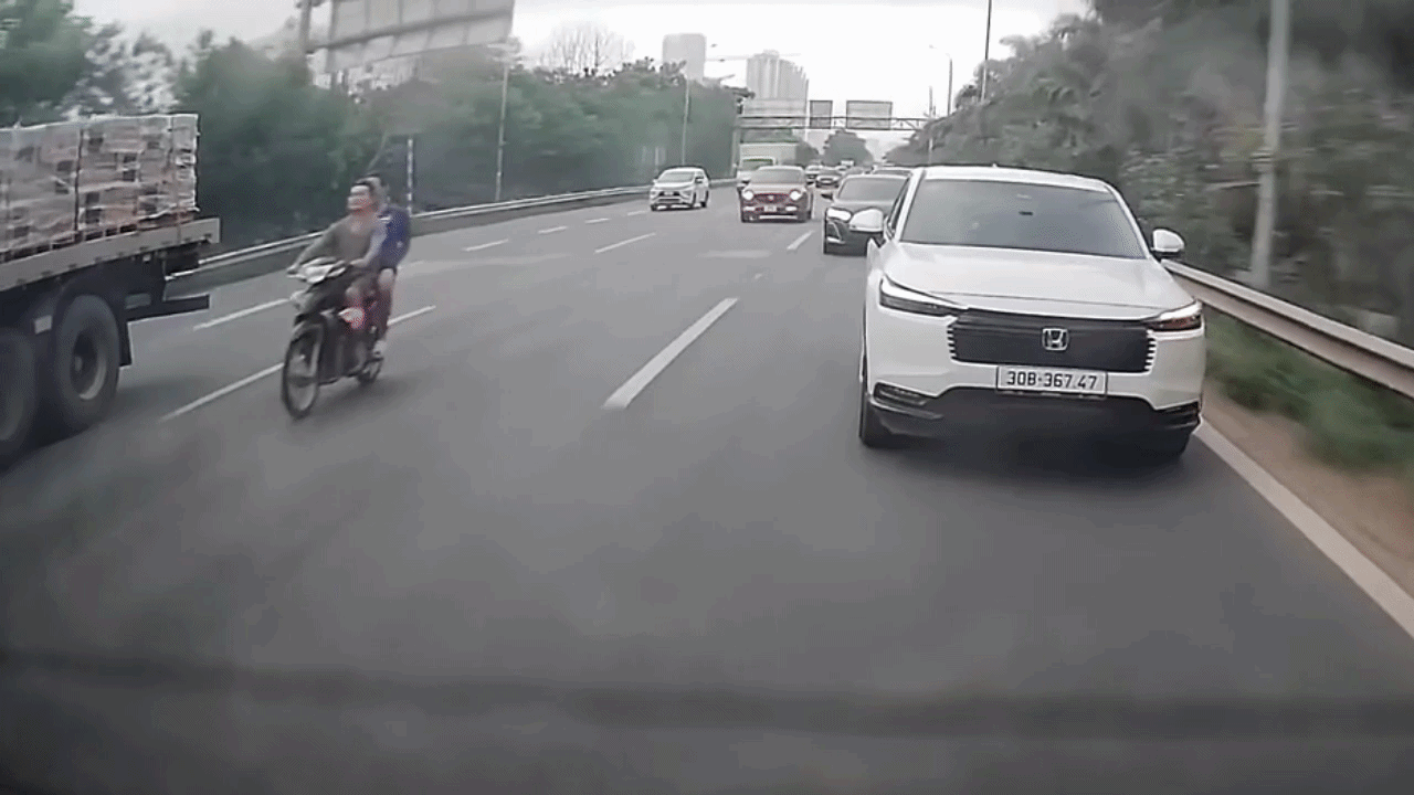 Clip: Xe máy luồn lách trên cao tốc, lao vào đuôi ô tô tải