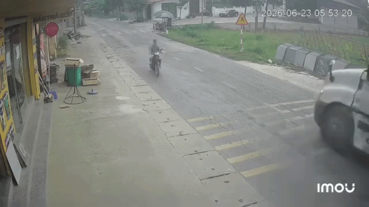 Clip: Xe container rơi bánh trên đường, lăn vào nhà dân
