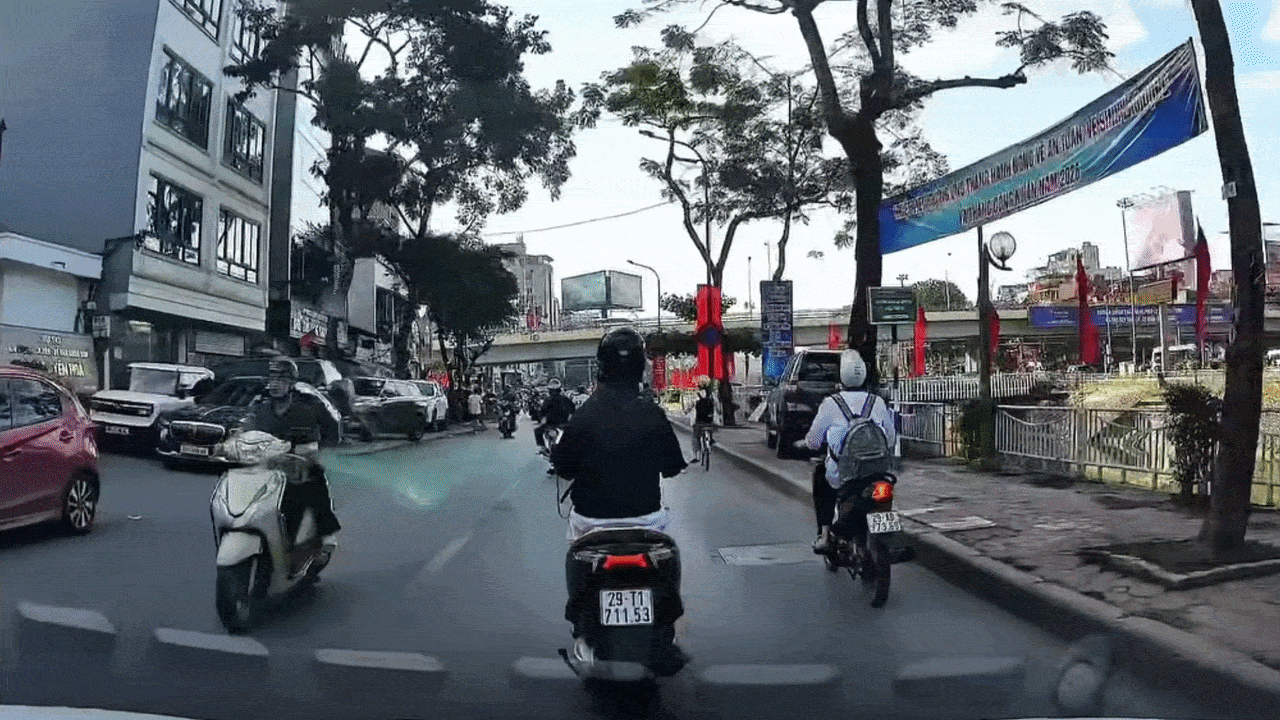 Clip: Học sinh đi xe máy lạng lách, gây tai nạn rồi bỏ đi
