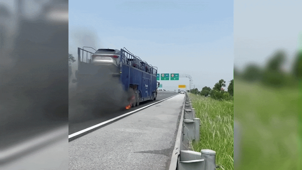 Clip: Cháy xe đầu kéo chở nhiều ô tô Lexus trên cao tốc