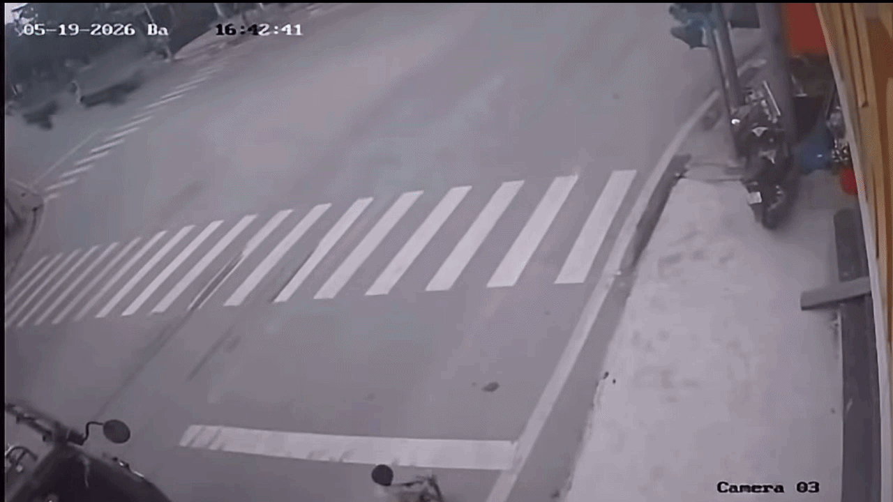 Clip: Cậu bé đạp xe thoát hiểm thần kỳ khỏi gầm ô tô tải