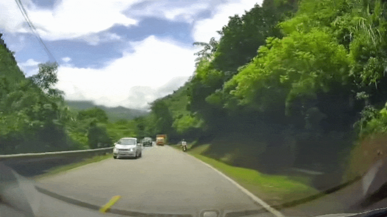 Clip: Xe tải lấn làn khiến xe máy giật mình ngã