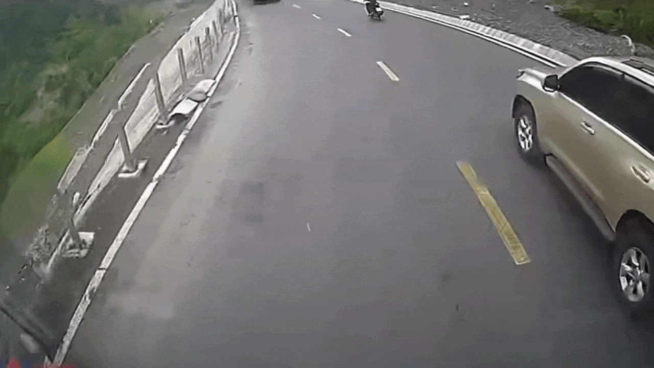 Clip: Xe khách vượt ẩu gây tai nạn liên hoàn trên đường đèo
