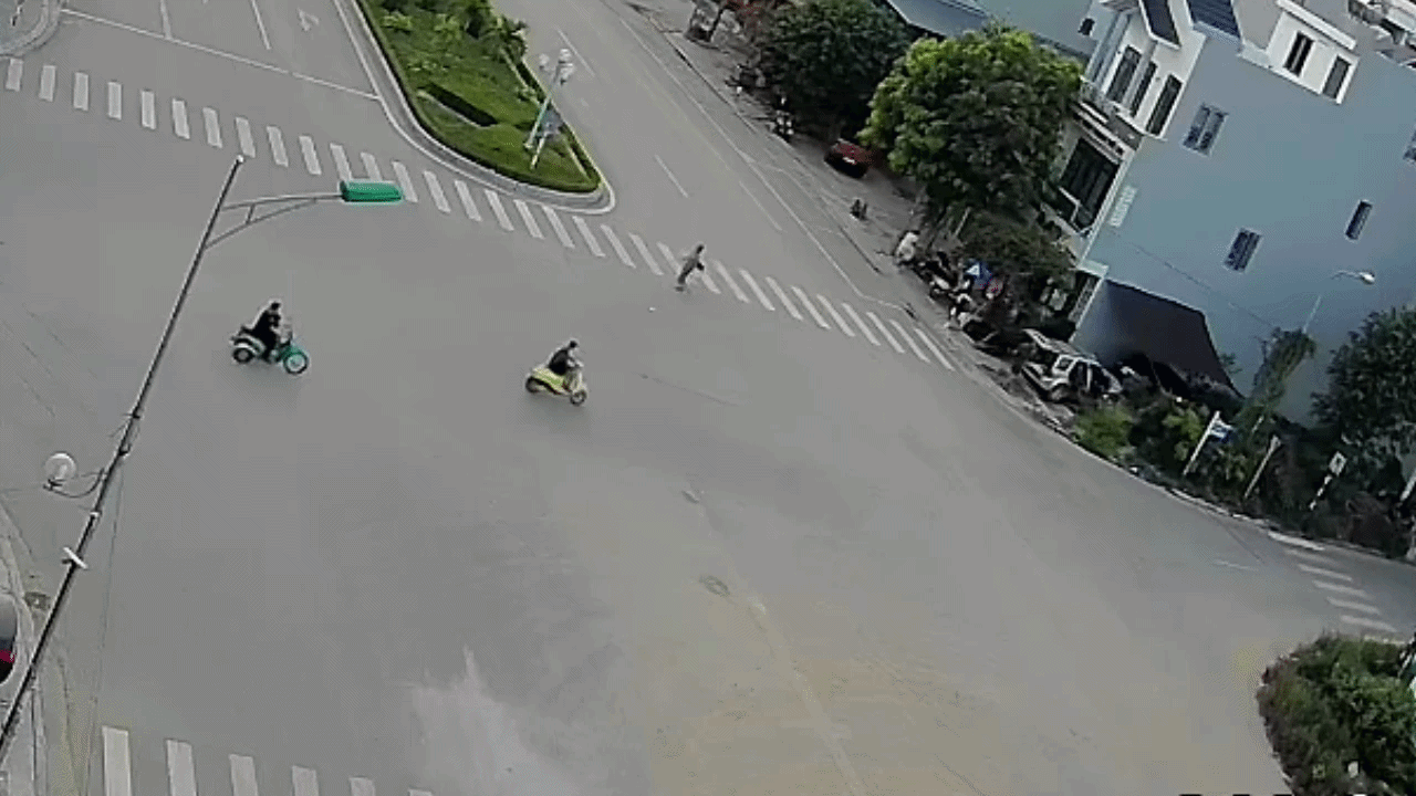 Clip: Ô tô phóng nhanh, đâm văng người đi xe máy tại ngã tư