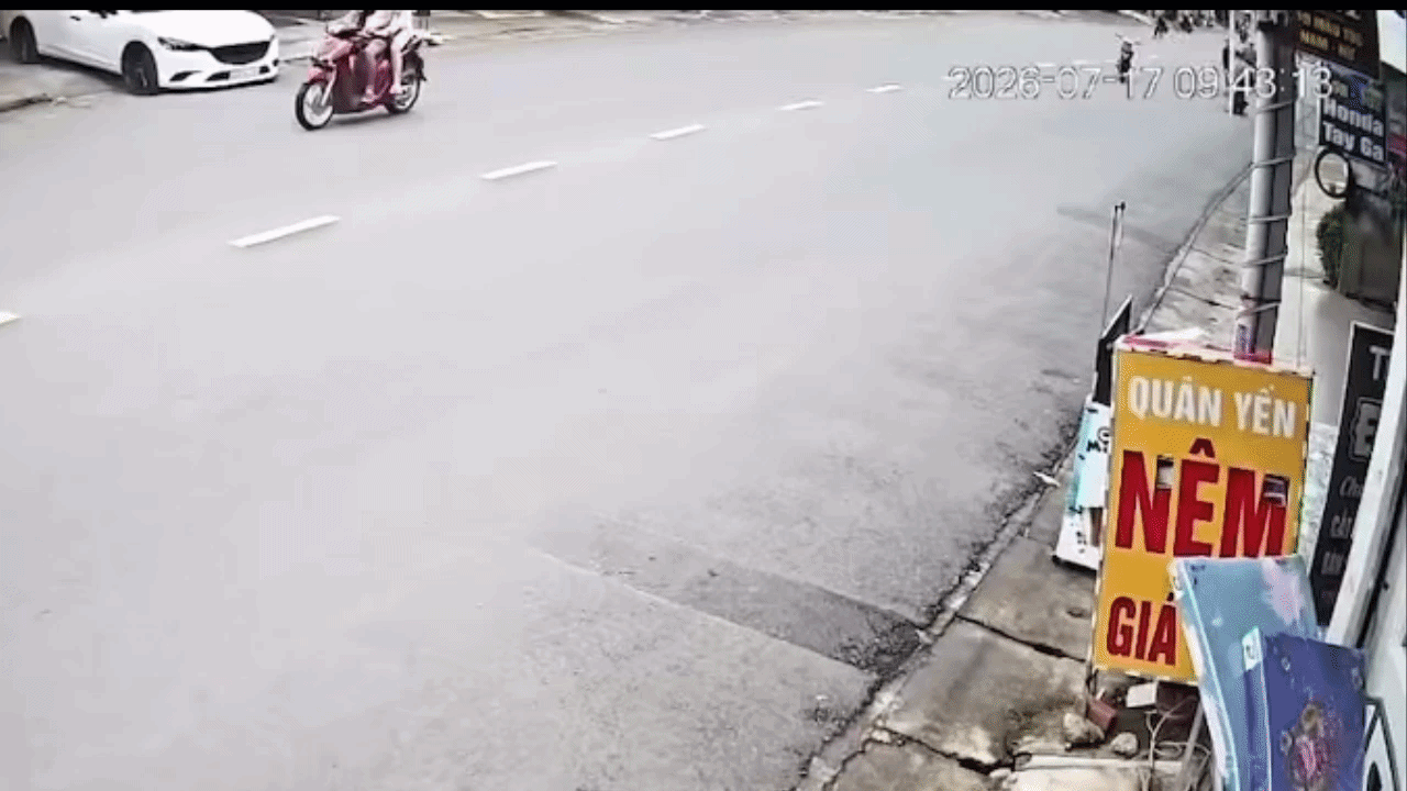Clip: Xe máy ‘không người lái’ lao thẳng vào nhà dân