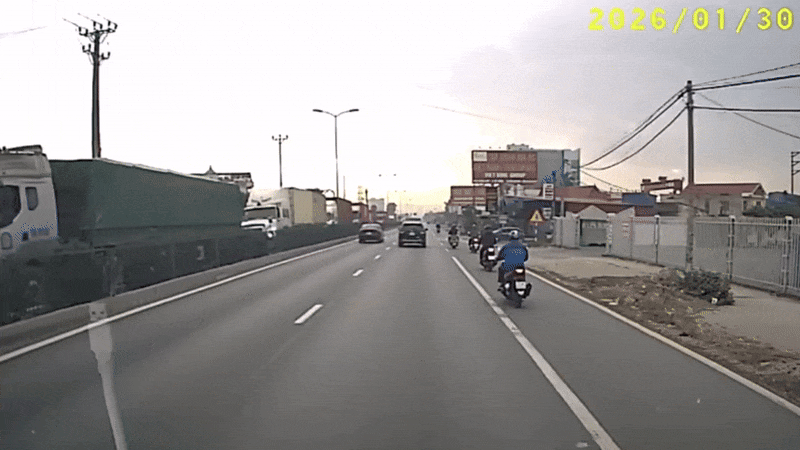 Clip: Ô tô lao thẳng vào dải phân cách, xô ngã người đi xe máy