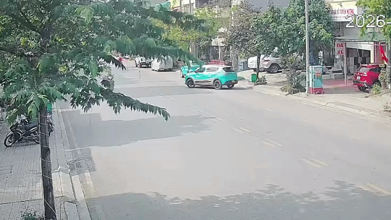 Clip: Học sinh phóng xe máy lao thẳng vào ô tô