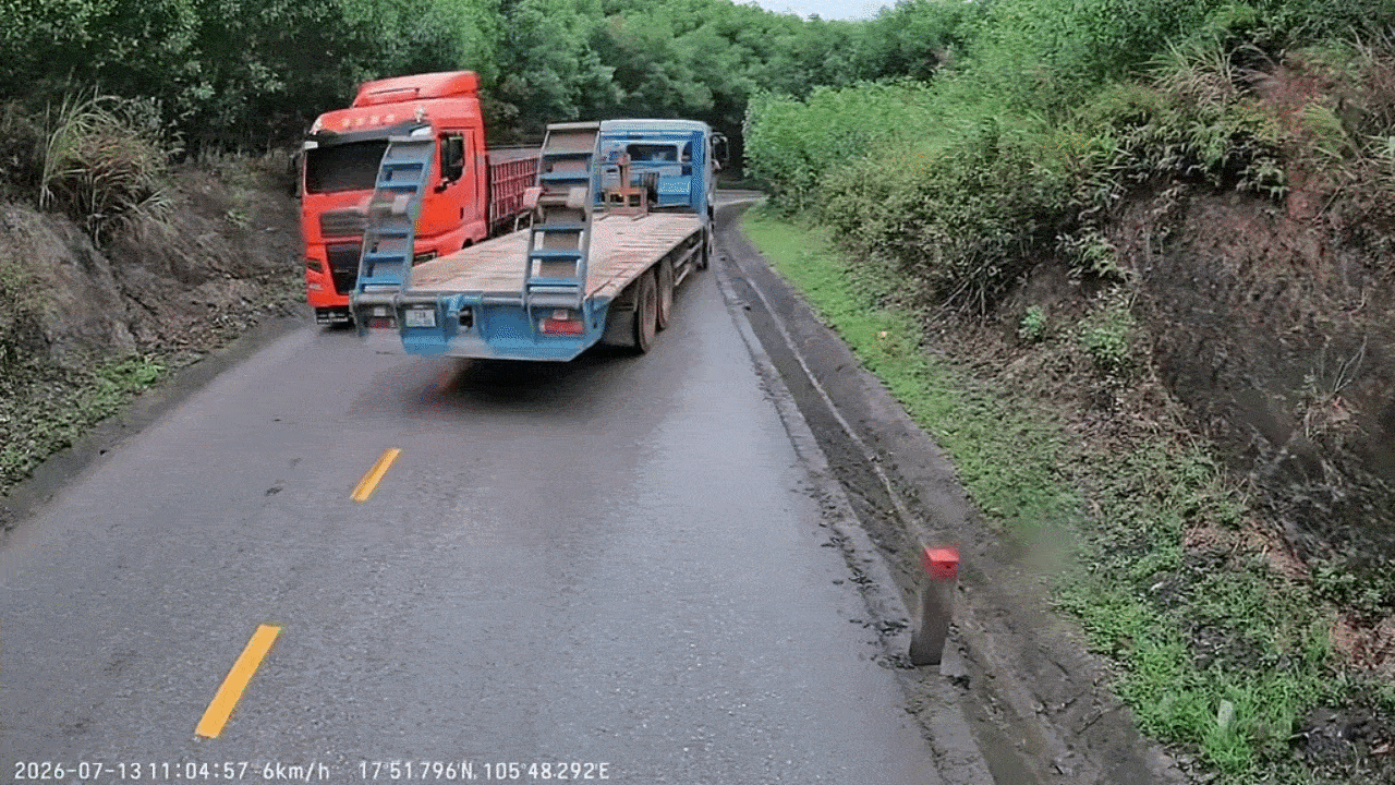 Clip: Lấn làn vượt ẩu, xe đầu kéo bị tụt xuống rãnh cống