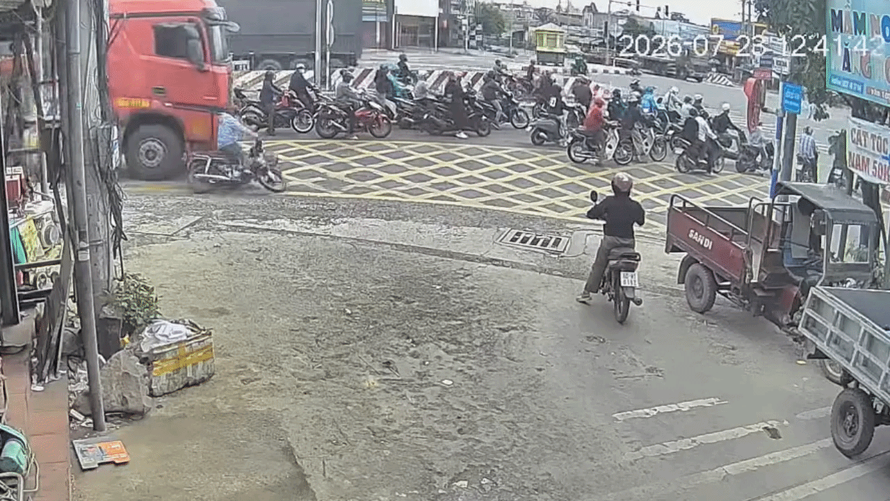 Clip: Tài xế xe máy thoát chết sau cú tông của ô tô tải