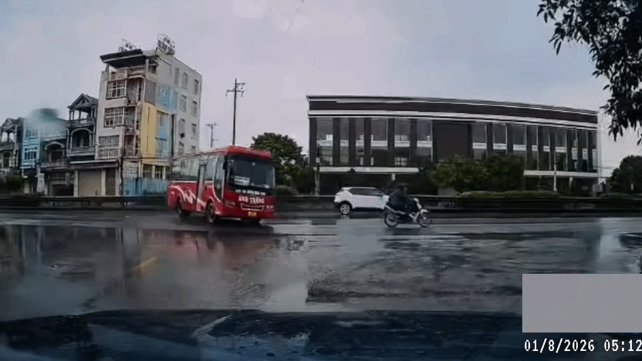 Clip: Xe khách trượt bánh trên đường trơn ướt