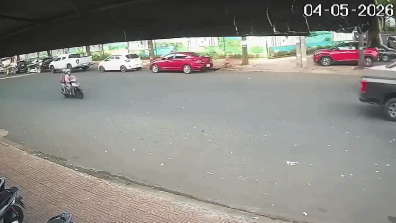 Clip: Ô tô 'rụng' bánh giữa đường, tài xế loay hoay đi tìm