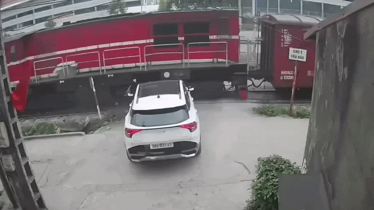 Clip: Đầu ô tô con biến dạng sau va chạm với tàu hỏa