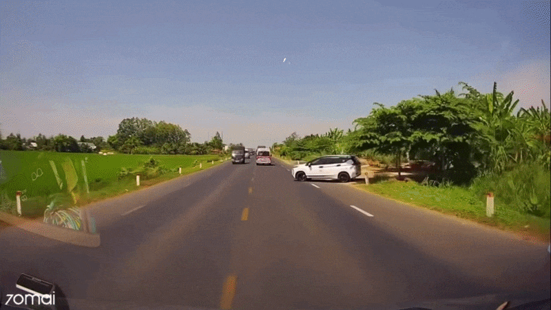 Clip: Tránh xe không kịp phanh, ô tô húc đuôi xe khách phía trước