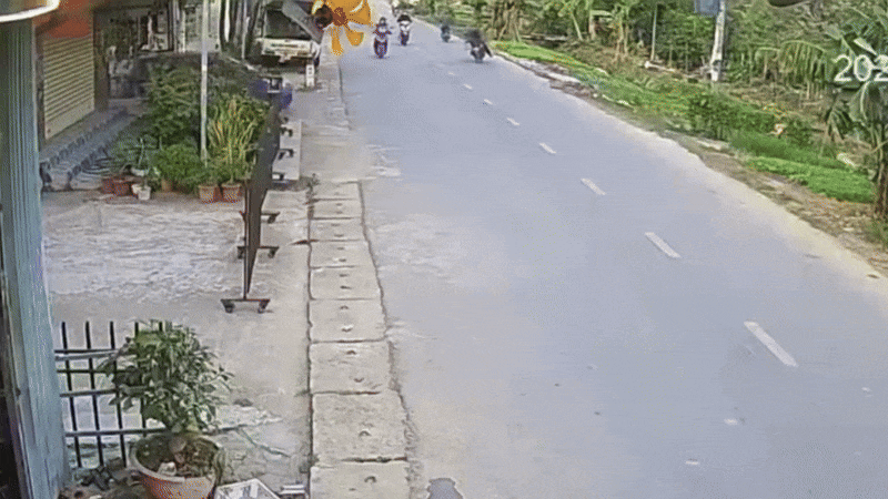 Clip: Ô tô lao nhanh từ ngõ làm xe máy giật mình ngã xoài