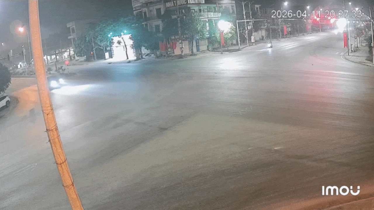 Clip: Xe cứu thương và bán tải va chạm dẫn tới lật xe ở ngã tư