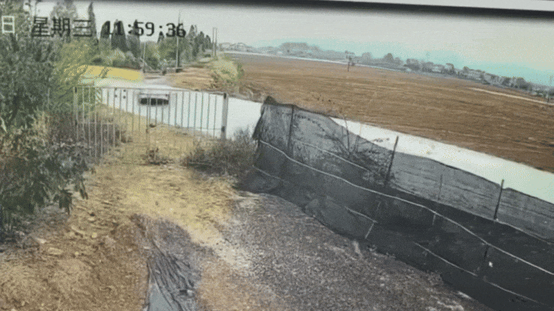 Ô tô mất lái đâm hàng rào rồi bốc cháy