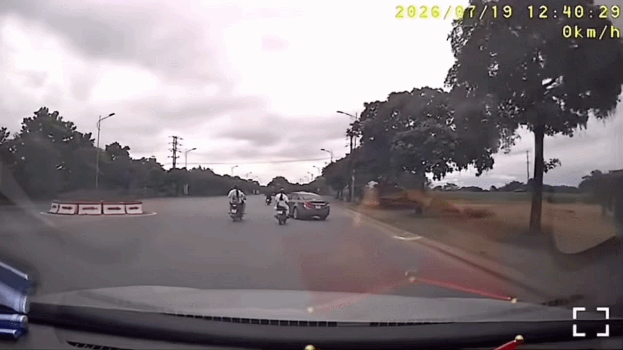 Clip: Ô tô rẽ gấp tông ngã hai người đi xe máy