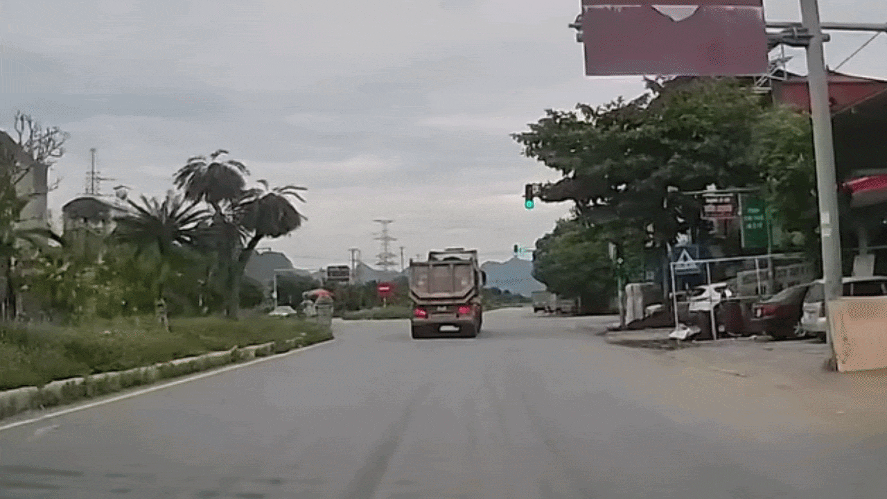 Clip: Ô tô tải phanh "cháy lốp" để tránh xe máy đi ẩu