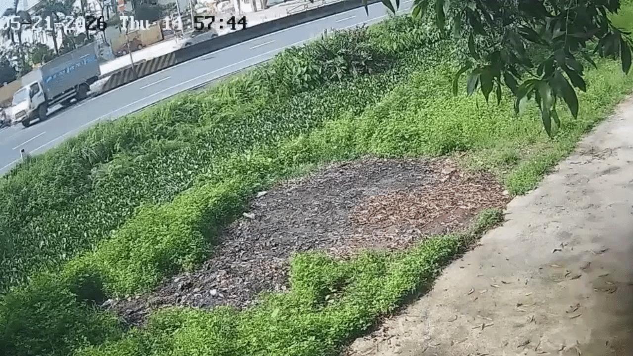 Clip: Xe tải quay đầu ẩu, húc xe máy rồi lao xuống mương