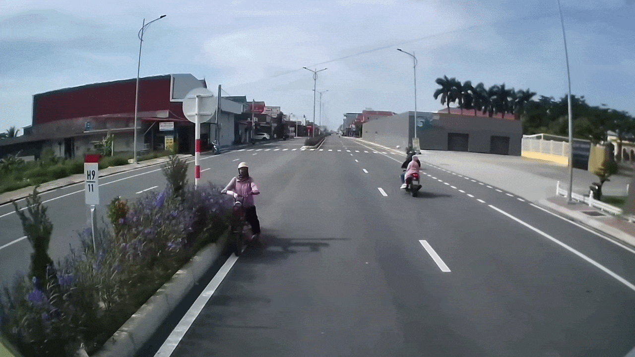 Clip: Người phụ nữ đi ngược chiều, xin ôtô nhường đường