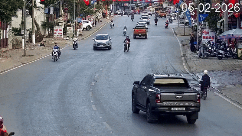 Clip: Xe máy đi chéo lao vào đầu ô tô