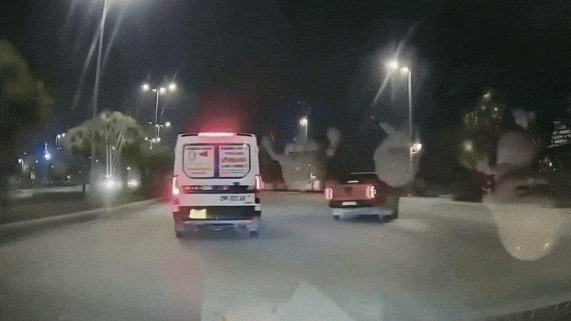 Clip: Bán tải mất lái, xoay vòng rồi quệt đuôi xe khách