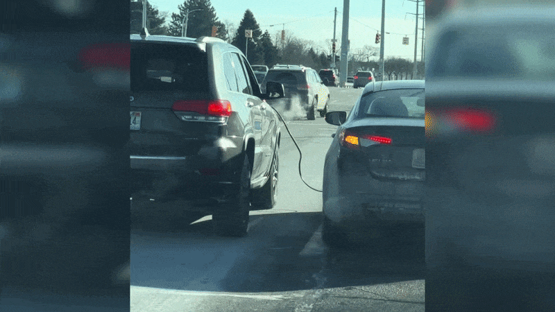 Clip: Độc lạ hai ô tô vừa nối dây câu bình vừa chạy song song