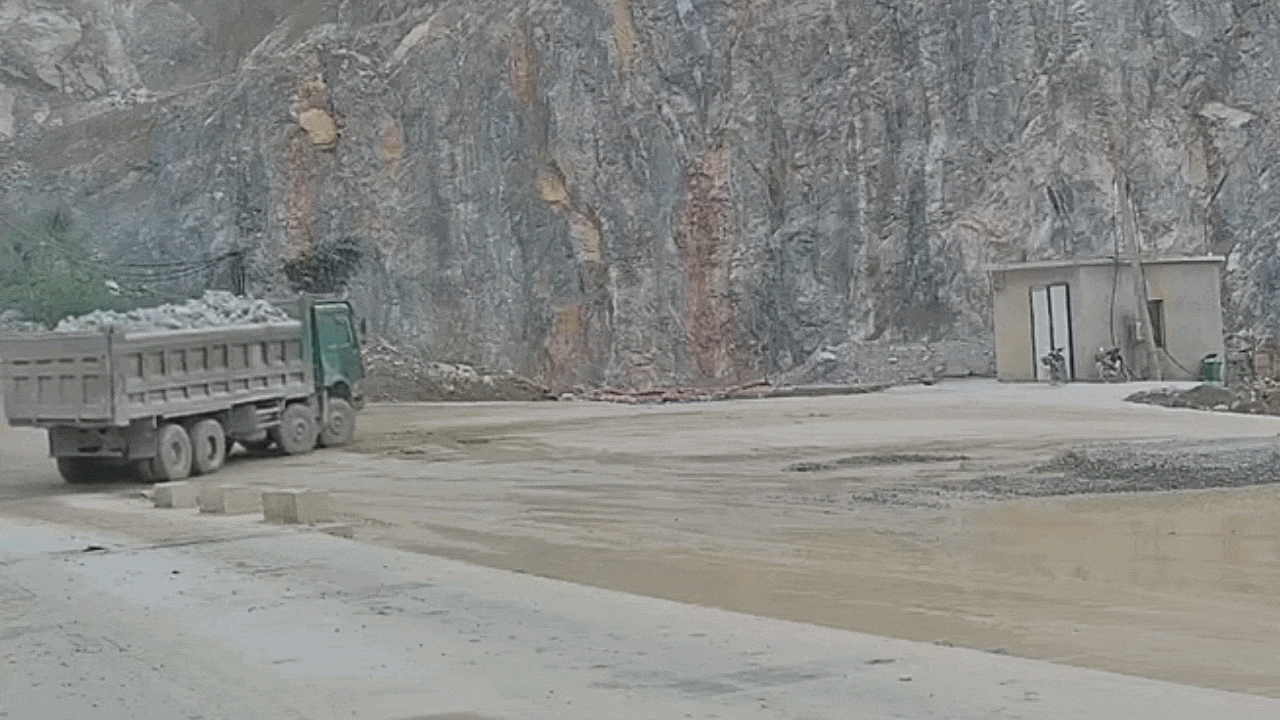 Clip: Xe tải nghi mất phanh, lao dốc gây tai nạn tại mỏ đá