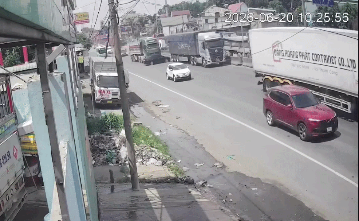 Clip: Ô tô con bị xe ben “ủi” đi hàng chục mét