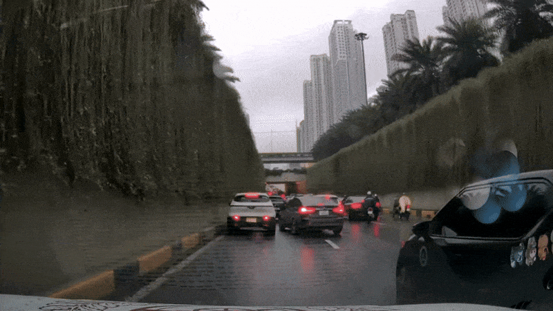 Clip: Ô tô con chuyển làn va quệt xe khác rồi bỏ đi