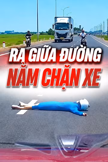 TP NOW: Cãi vã với chồng, người phụ nữ ra giữa đường nằm chặn xe