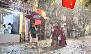Tan tầm giữa cơn mưa như trút, nhiều tuyến phố Hà Nội chìm trong biển nước