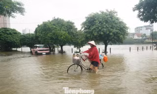 Nước hồ điều hòa Hà Nội tràn đường